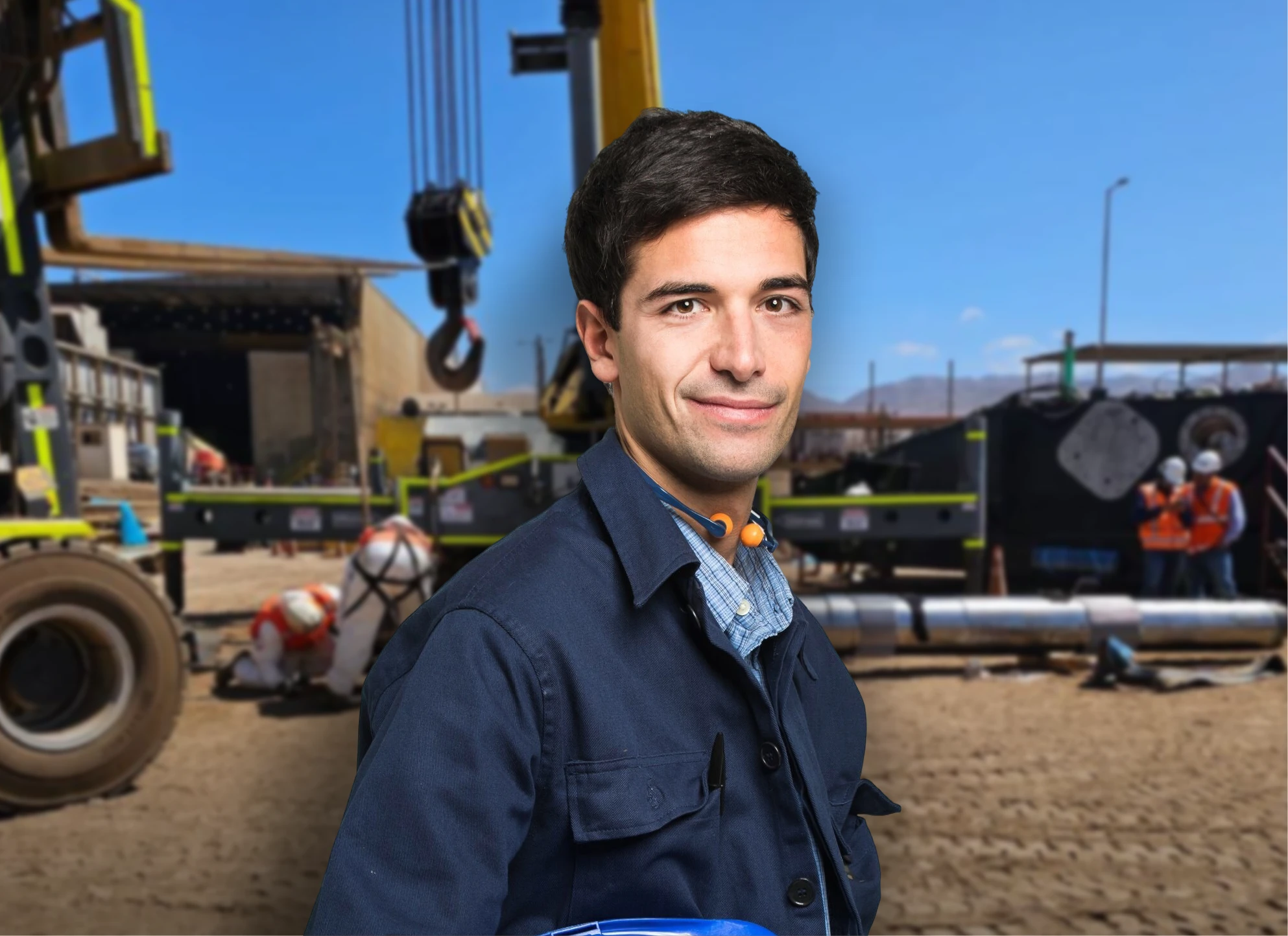 Operador industrial con casco en faena de construcción